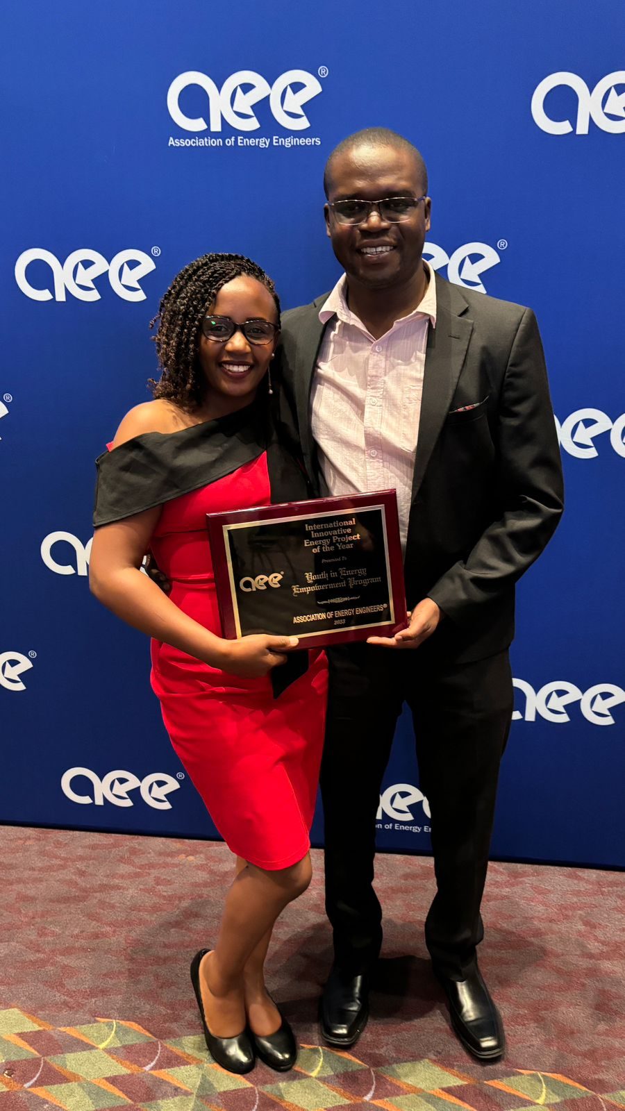 Eenovators receiving an AEE International Innovative Energy Project of the Year award